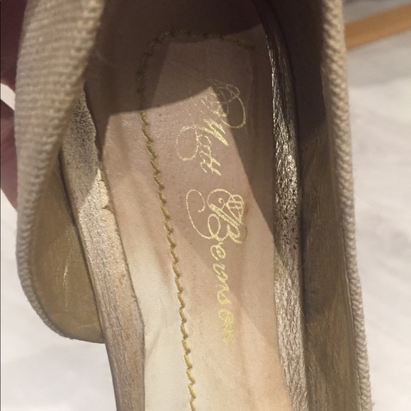 Matt Bernson cream beige gold shimmer flats heels - Picture 5 of 8